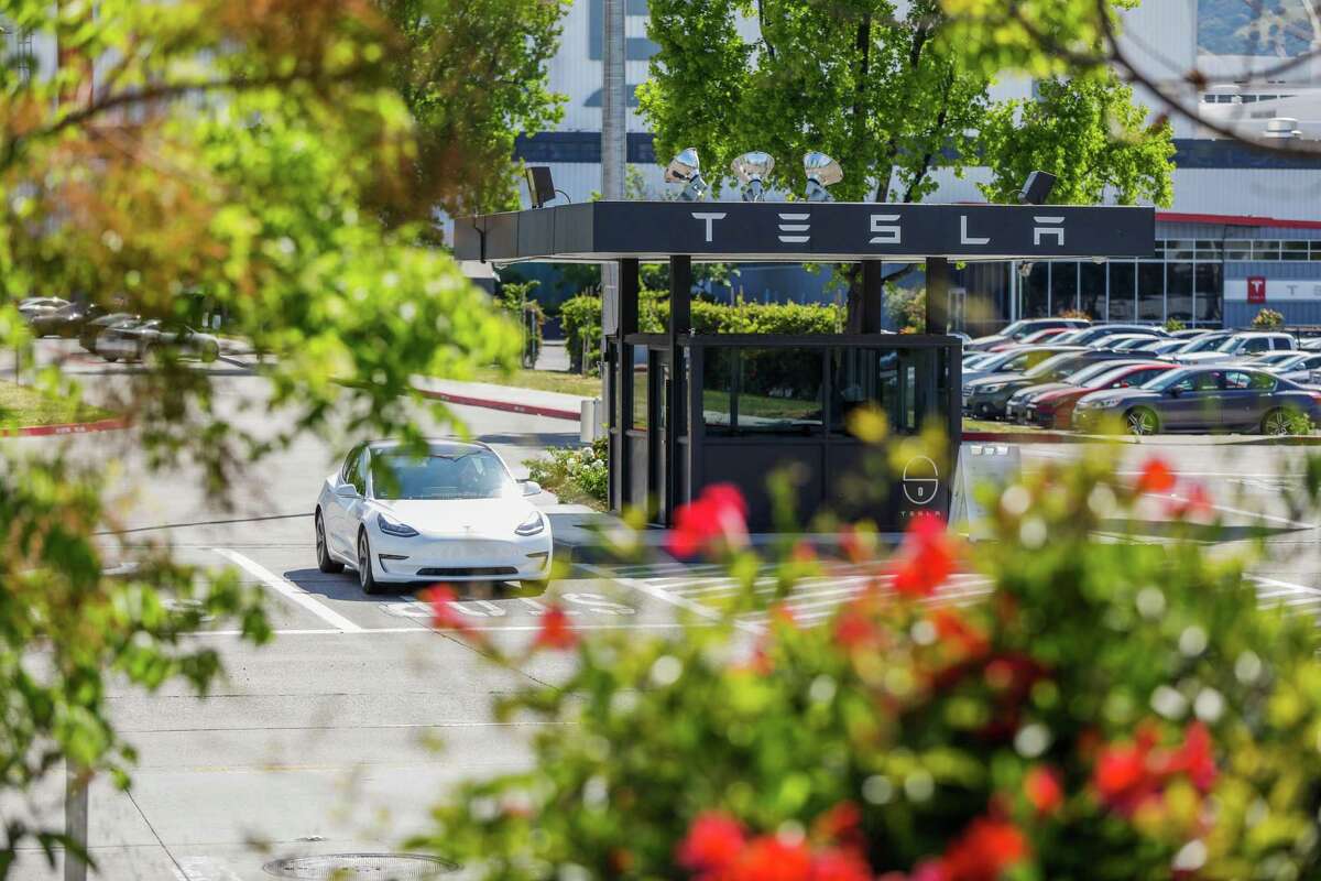 加文·纽森表示，特斯拉的成功归功于加州的补贴。2020年5月11日，在加利福尼亚州弗里蒙特，一辆汽车准备离开特斯拉工厂。