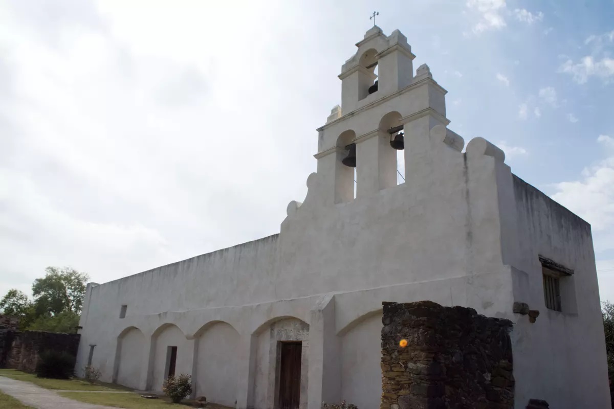 Refinery spills oil onto Mission San Juan property, into river - Vimarsana News
