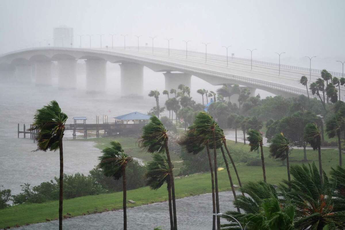 佛罗里达州萨拉索塔- 9月28日:随着飓风伊恩于2022年9月28日在佛罗里达州萨拉索塔向南移动，阵风吹过约翰·林林堤道。这场风暴今天下午在美国佛罗里达州的卡约科斯塔登陆，在一些地区风速超过每小时140英里。(图片来源:Sean Rayford/Getty Images)