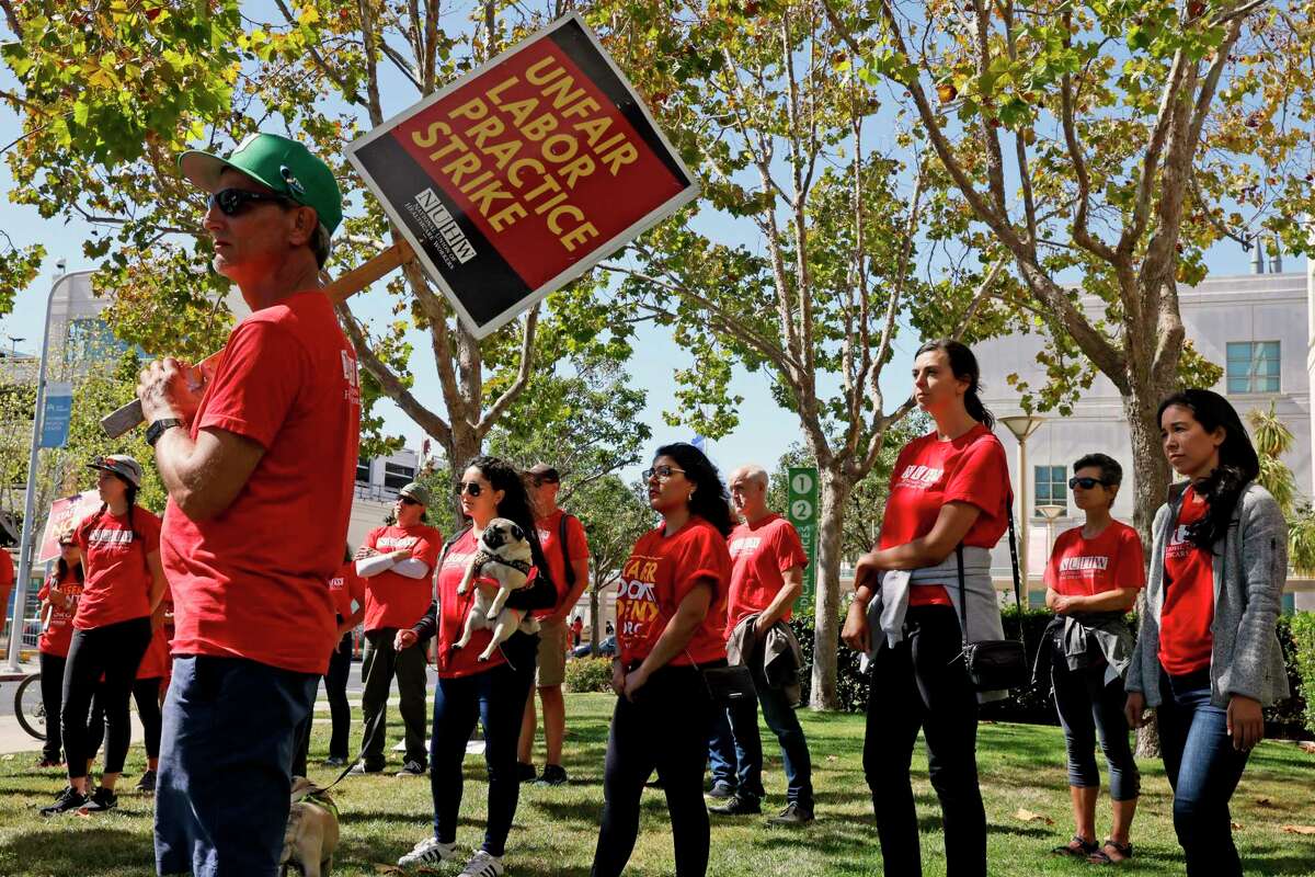 2022年9月28日，周三，加州里士满，医疗工作者和支持者在凯撒医疗机构外罢工。