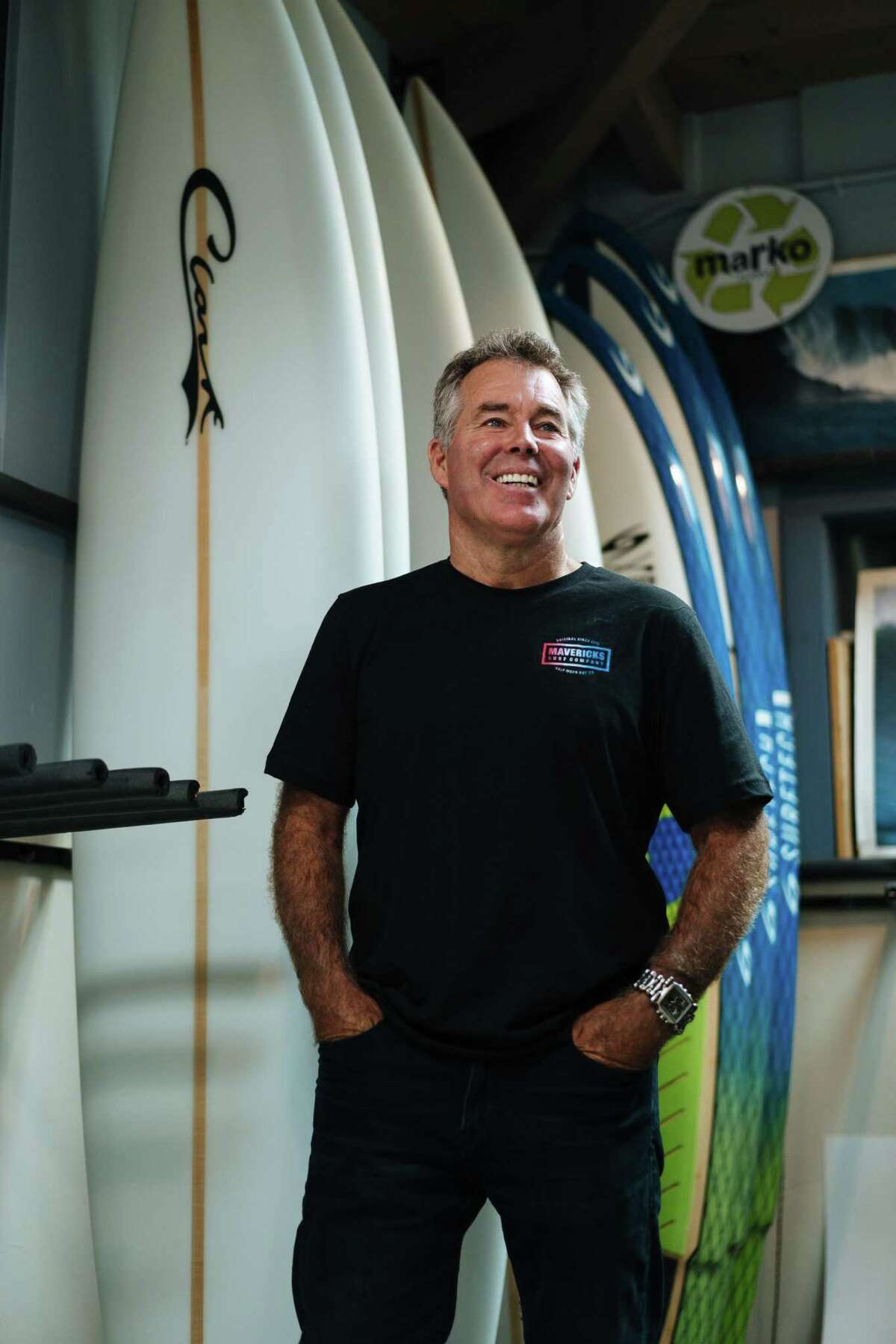 2018年，杰夫·克拉克在他的商店“Mavericks Surf Shop”里。