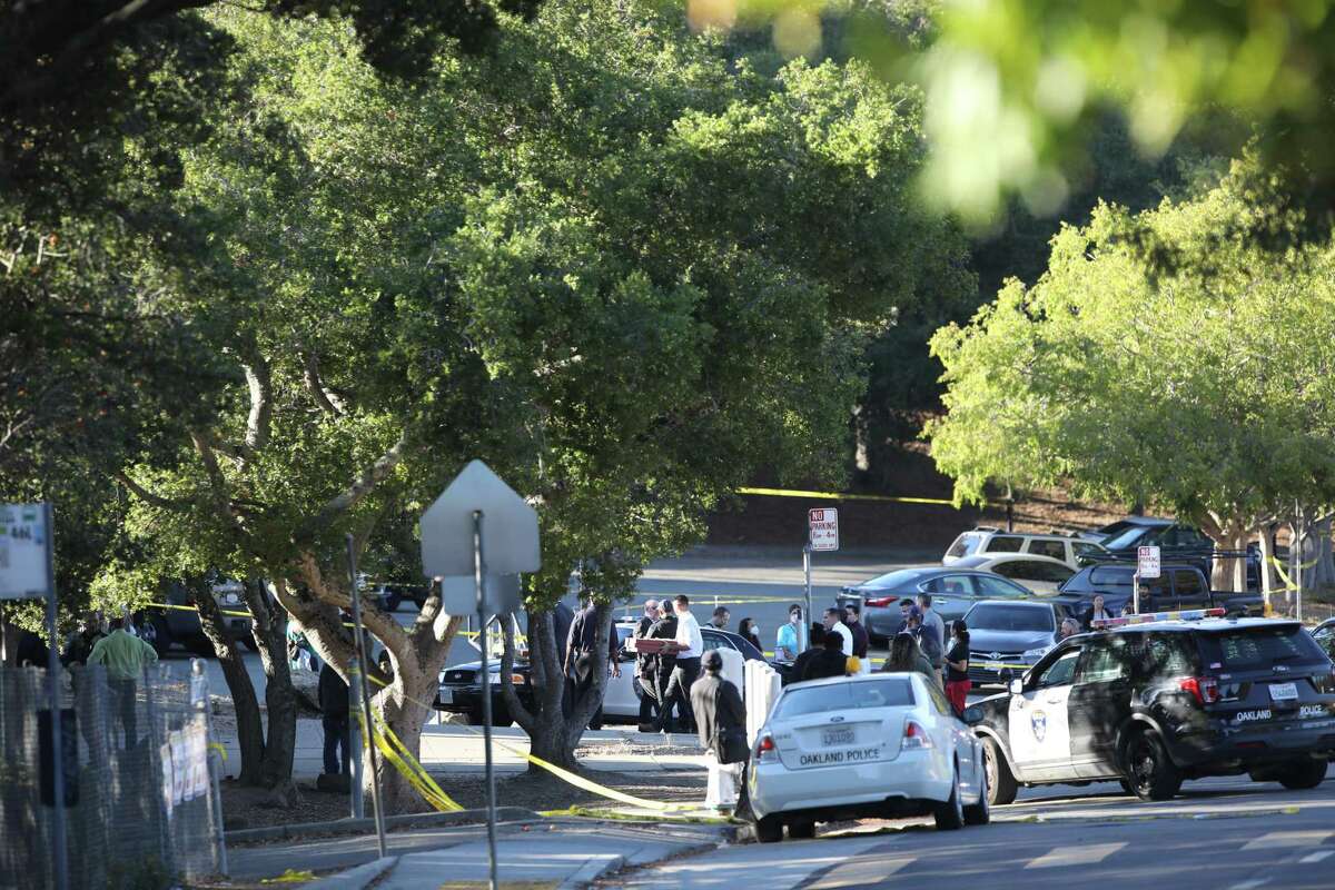 奥克兰校园枪击案:枪手用疑似违禁武器袭击学生。9月28日，周三，奥克兰警察局的成员在索杰纳真理学校外的大规模枪击现场工作。
