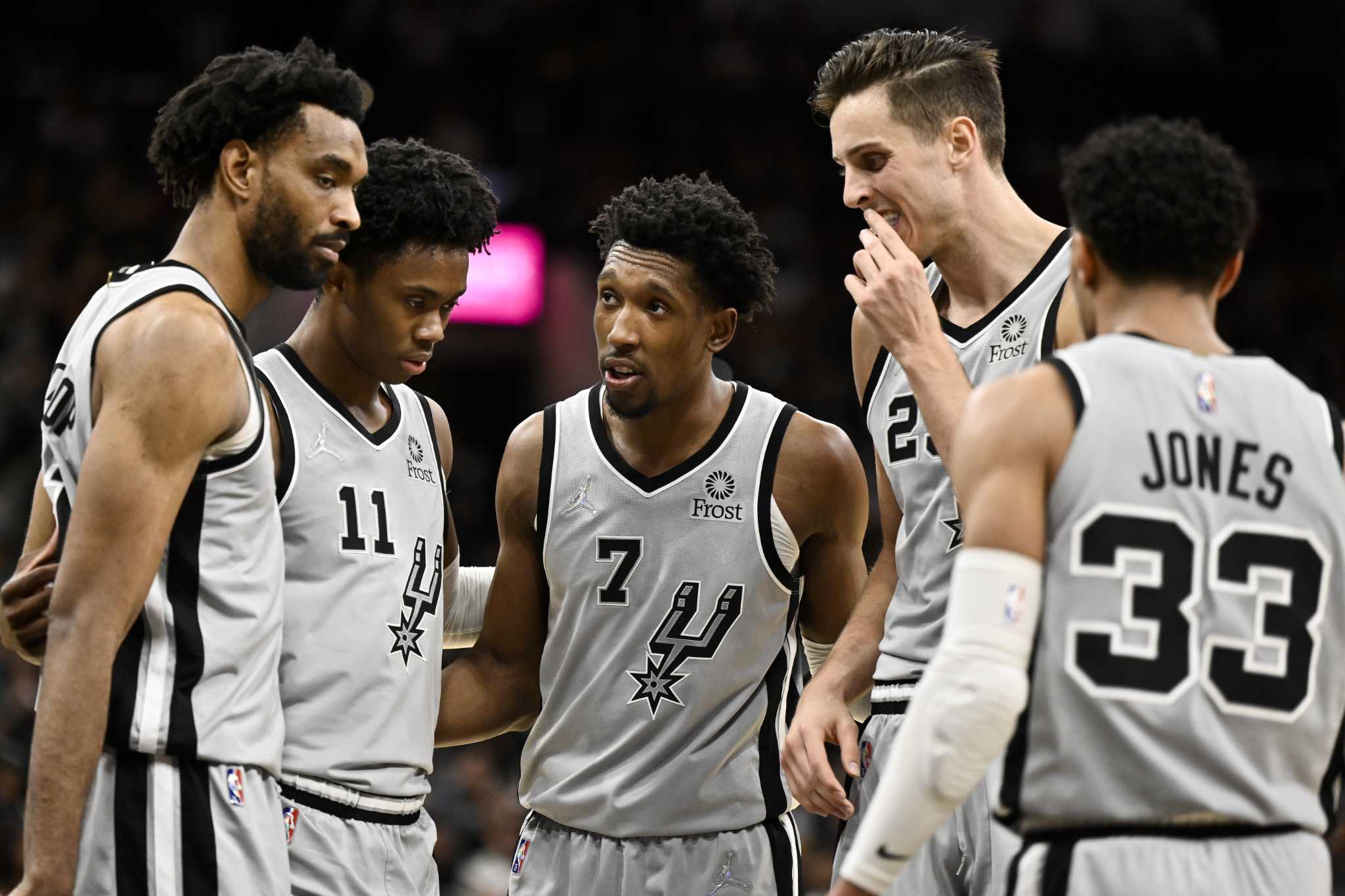 🏀 Spurs recap: New Orleans tops San Antonio 111-97 in Game 3 of preseason;  team visits Uvalde, makes first roster cut