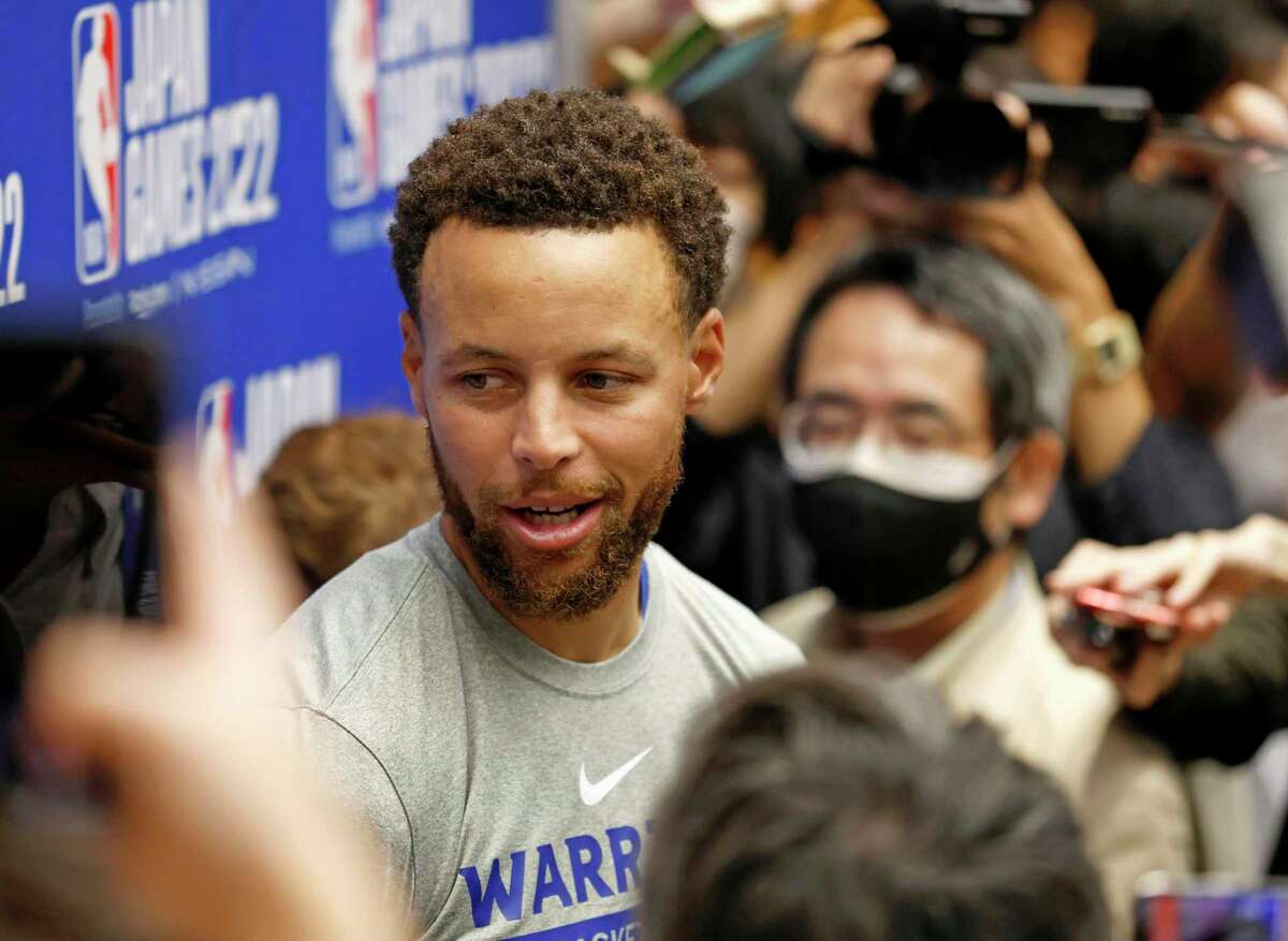 Stephen Curry and the Warriors met with Japanese media before a practice session.