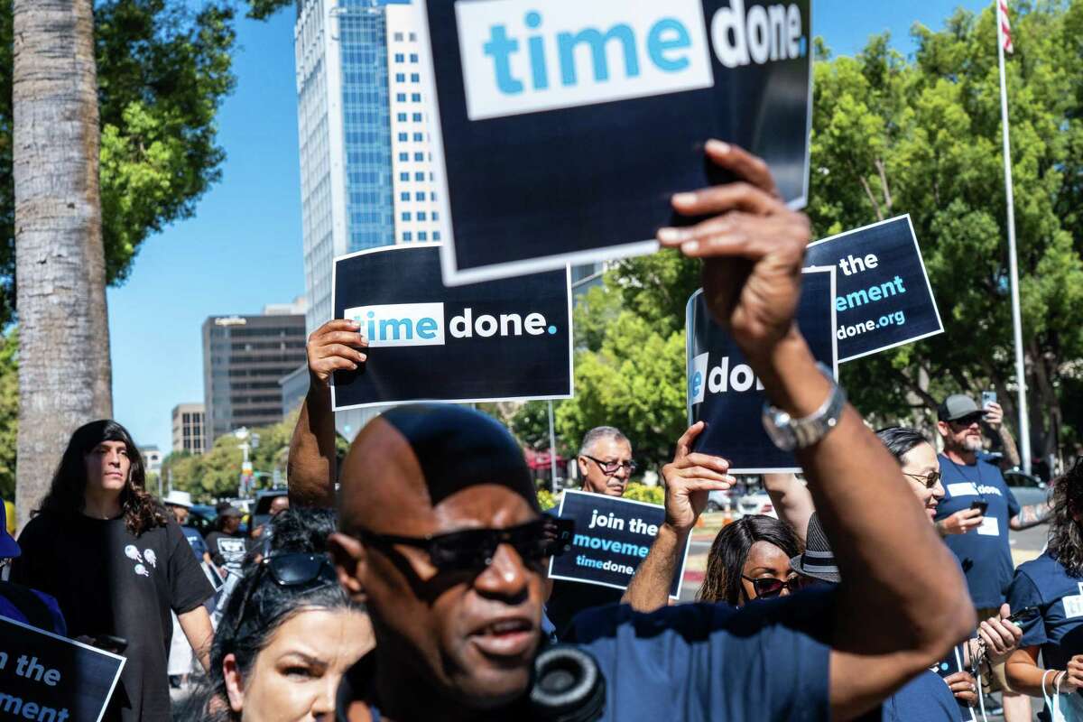 8月10日，数百人在萨克拉门托游行，支持一项法案，该法案将允许加州有前科的人封存犯罪背景调查记录。