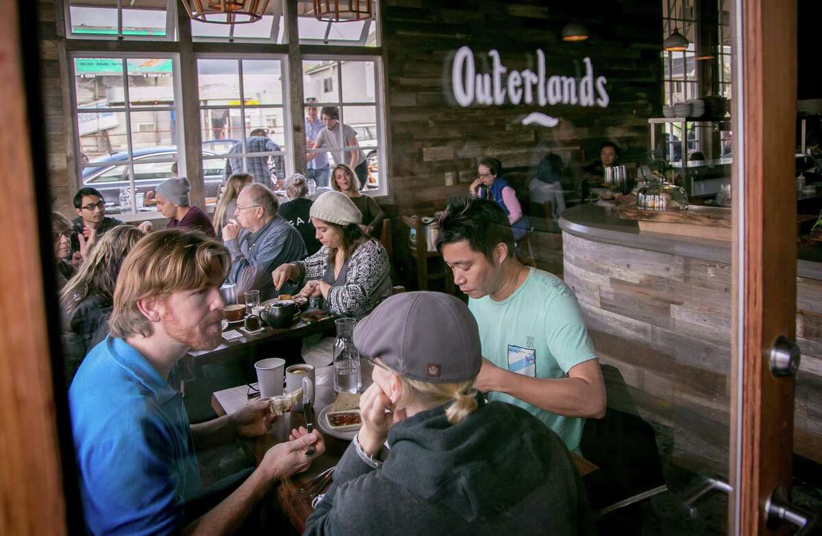 2014年，在旧金山的Outerlands餐厅，食客们在吃早午餐。