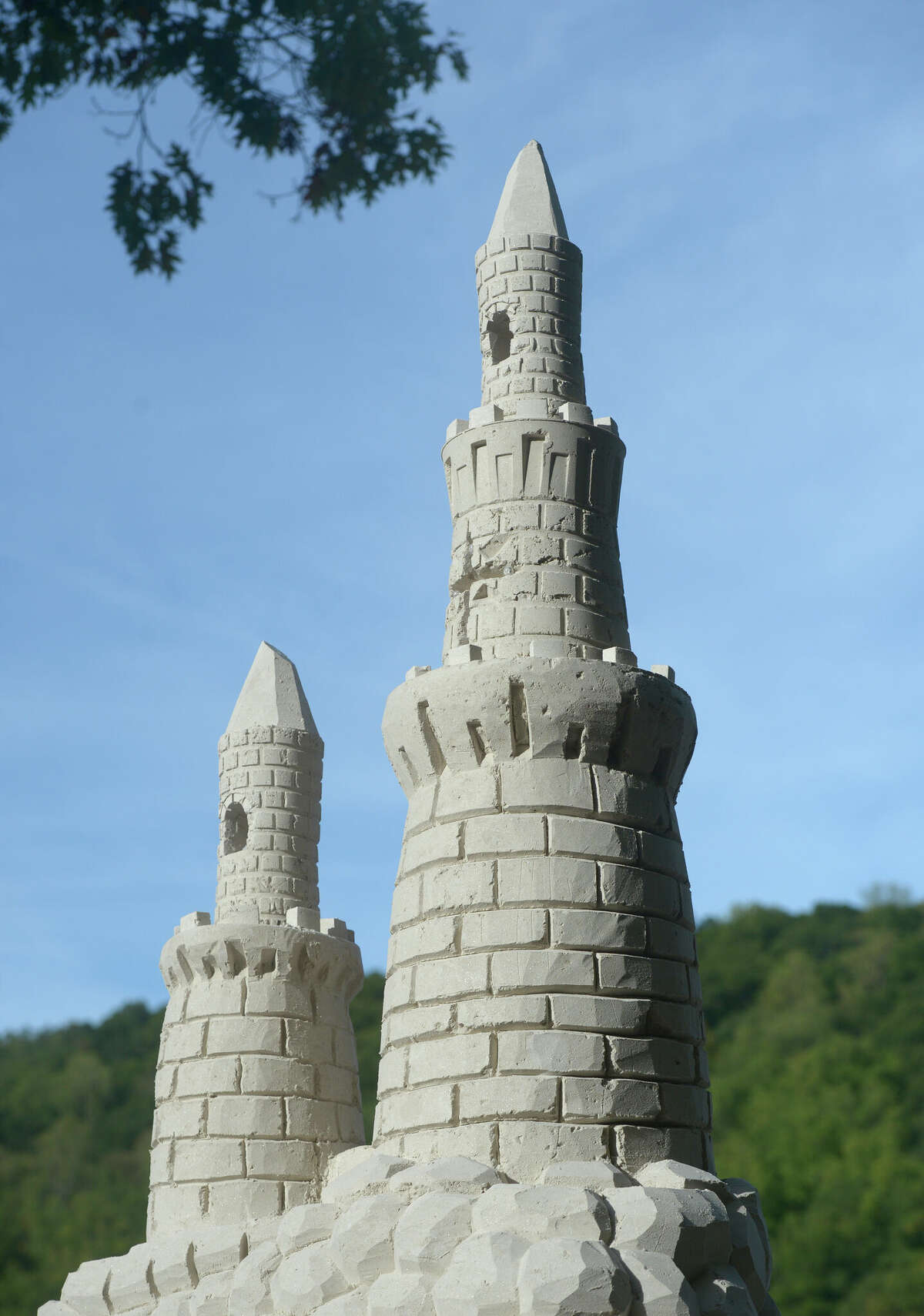 'Shark Tank' sand sculptor crafts castle at Candlewood Lake
