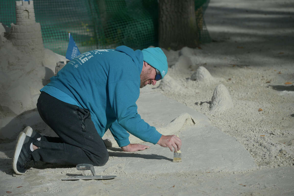 'Shark Tank' sand sculptor crafts castle at Candlewood Lake