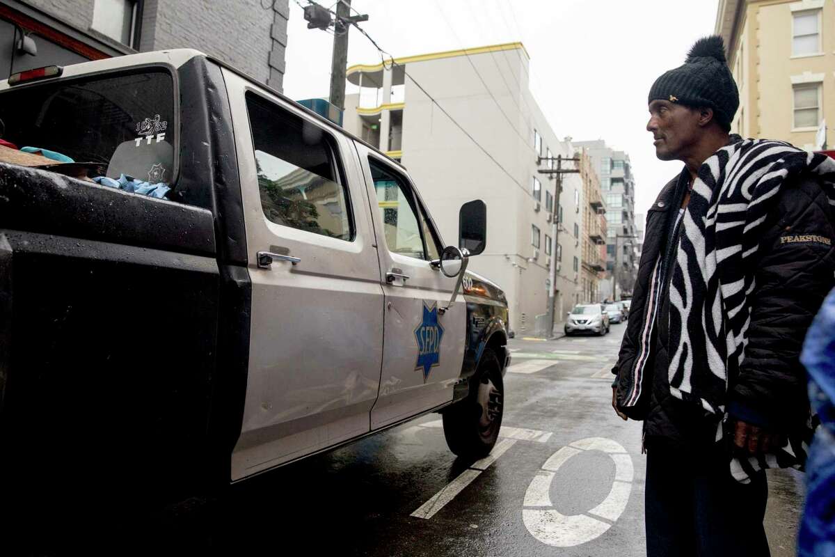 12月4日星期三，在加州旧金山，公共工程部门和旧金山警方在Willow街对无家可归者的帐篷和营地进行清理时，Rico(未透露姓氏)看着一辆旧金山警察局的卡车沿着Willow街行驶，车上装满了无家可归者的物品。