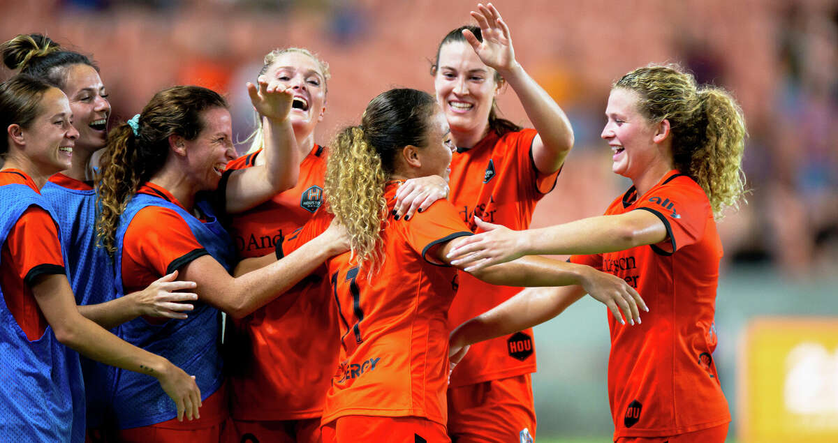 Houston Dash F Ebony Salmon (11) reacts with her teammates after scoring the first point during the second half of action of a Houston Dash vs Gotham FC at PNC Stadium in Houston, TX, August 17, 2022. Houston Dash defeated NJ/NY Gotham FC 2-1.
