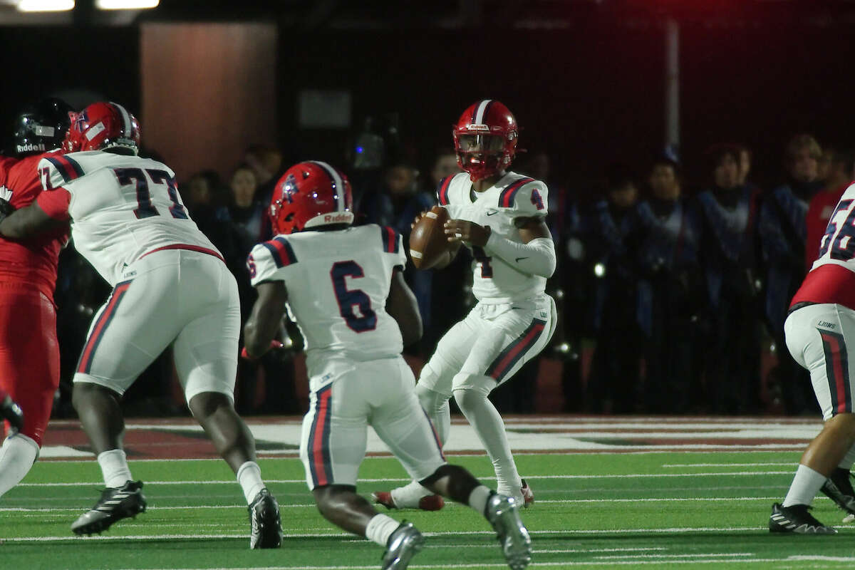 Alief Taylor's Chase Jenkins (4) drops back to pass against Dawson Friday, Sep. 30, 2022 at Pearland High School.