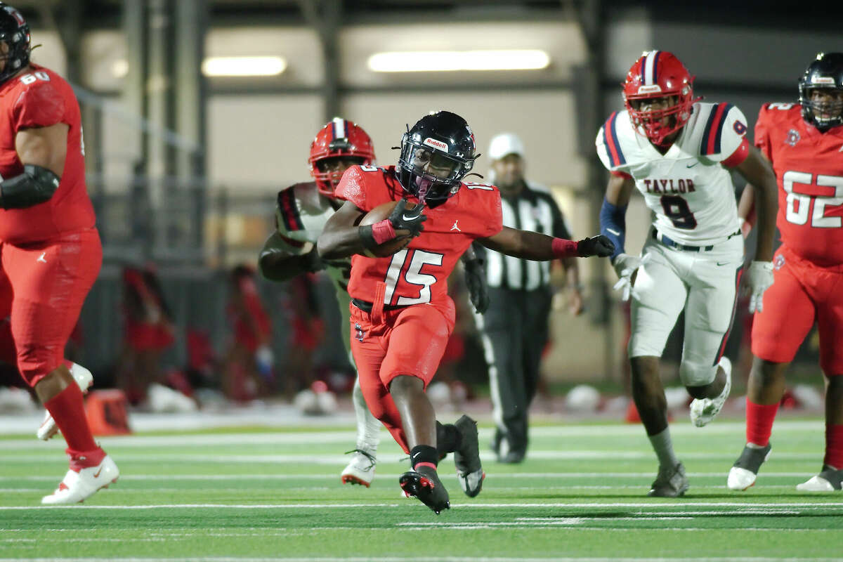 Story photo for Rivalry renewed: Pearland and Dawson are set for a critical District 23-6A clash.