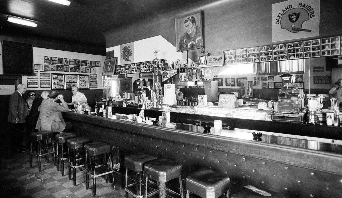 内部视图显示了1982年的双人酒吧和餐厅。它位于教会区第16街和布莱恩特街的老海豹体育场外。