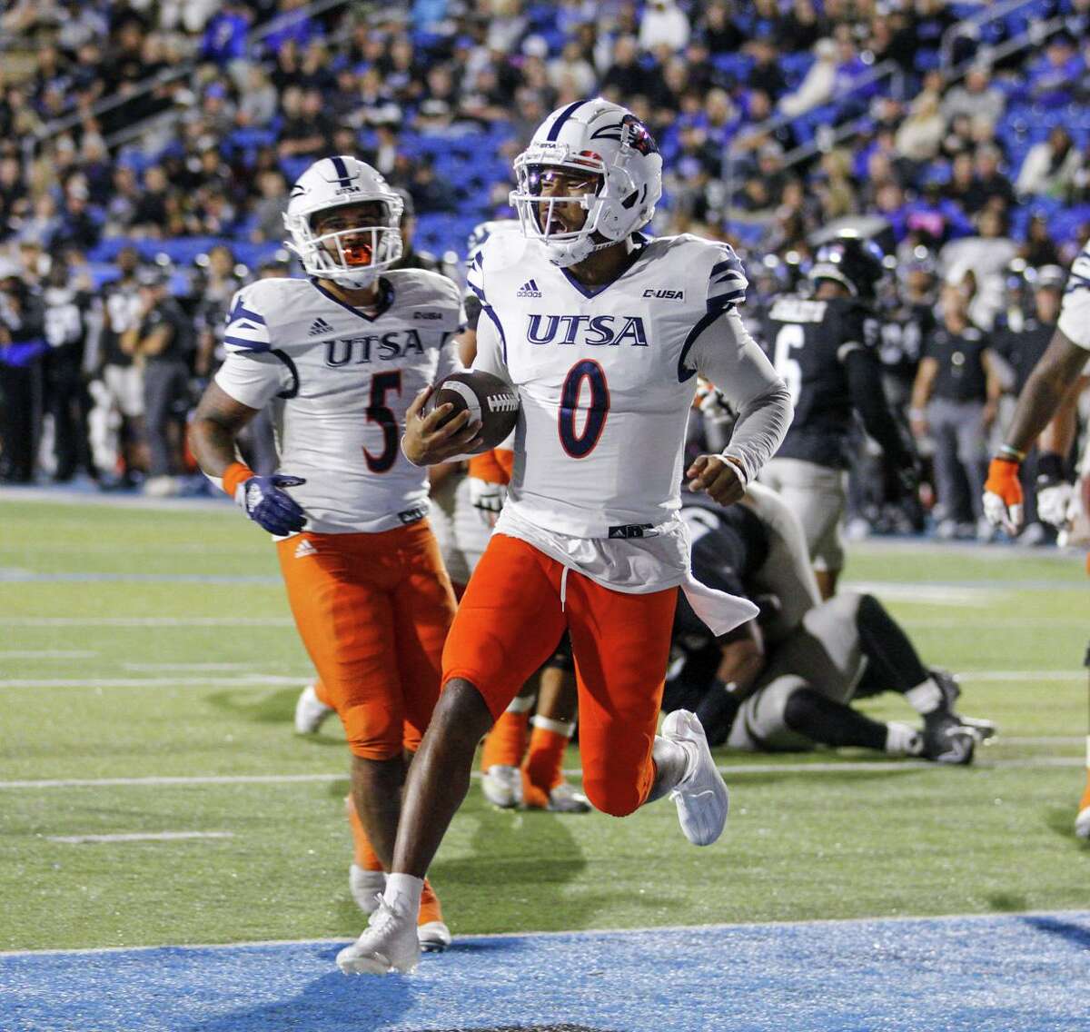 UTSA quarterback Frank Harris threw for a single-game record 414 yards with two touchdowns in the victory against Middle Tennessee.