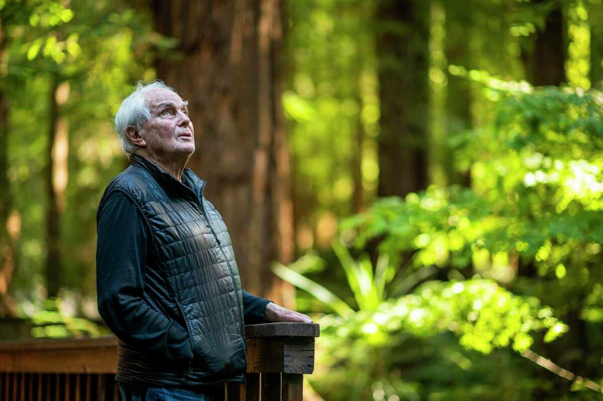 2022年9月30日，著名书籍《高尔夫王国》的作者迈克尔·墨菲住在加州米尔谷的红杉树丛中。