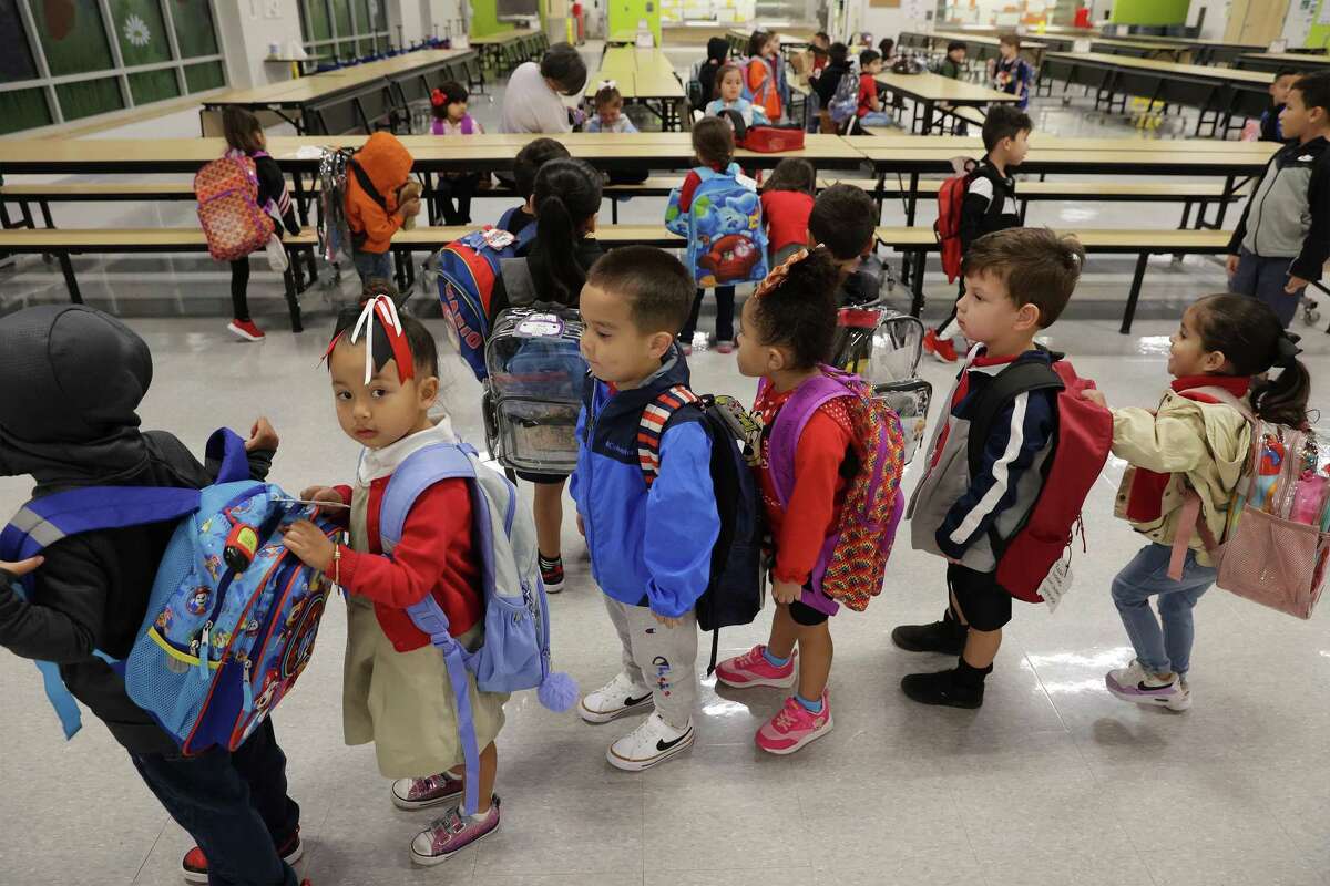 children line up