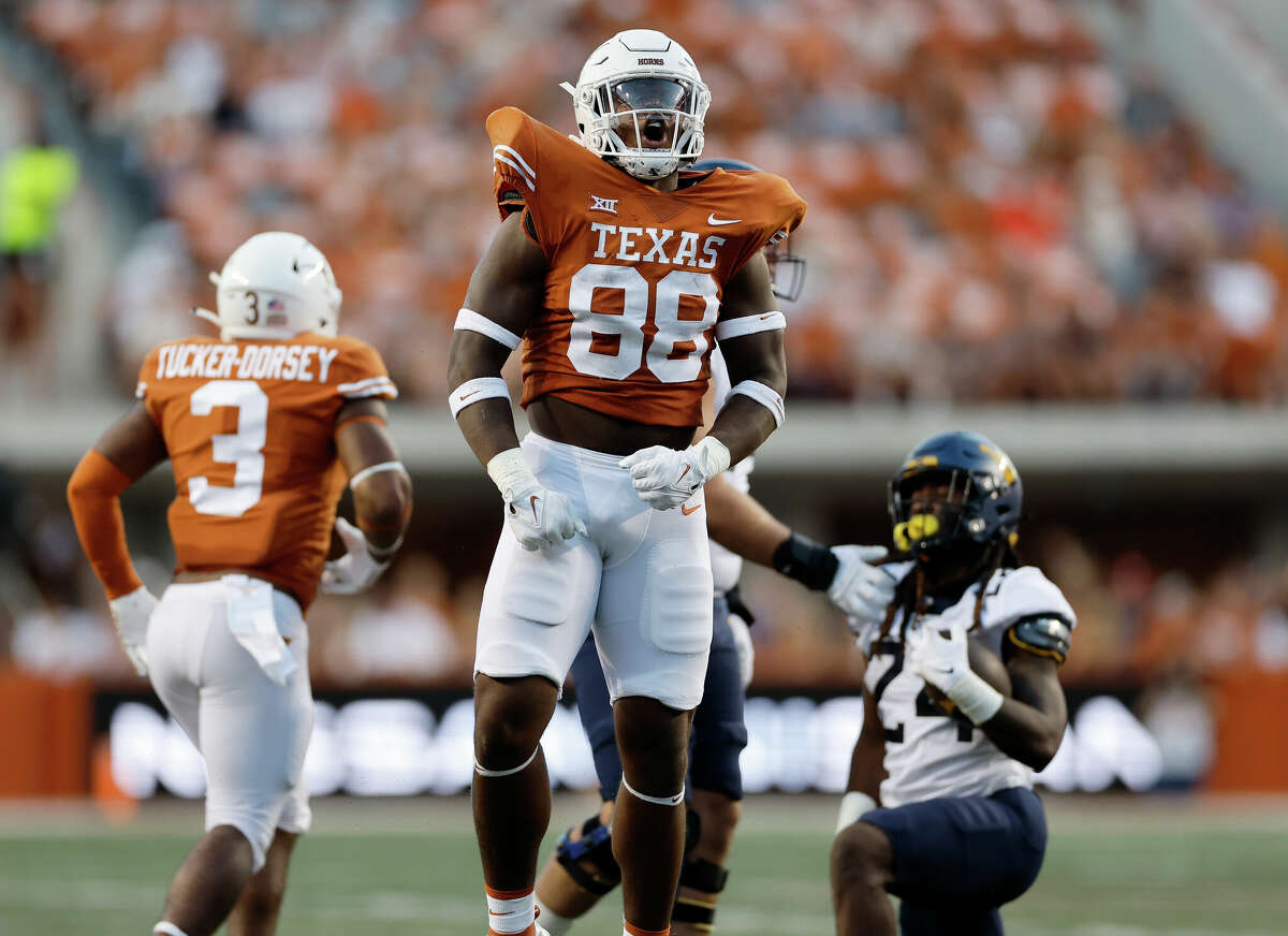 UT Longhorns bounce back, defeat West Virginia Mountaineers