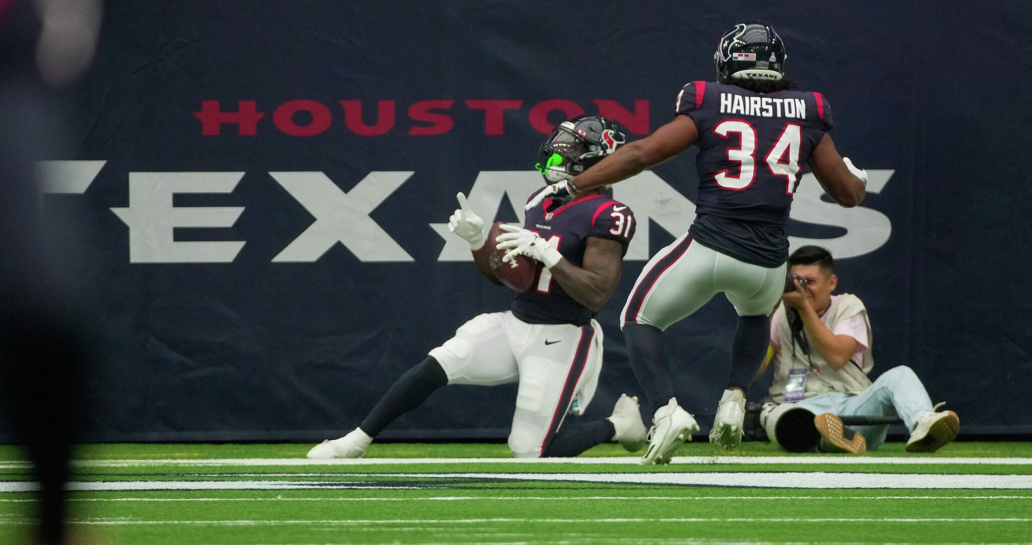 NFL Rookie Watch on X: Dameon Pierce broke out against the Chargers: • 14  carries • 131 yards • 1 TD • 6 targets • 6 receptions The Texans rookie RB  put