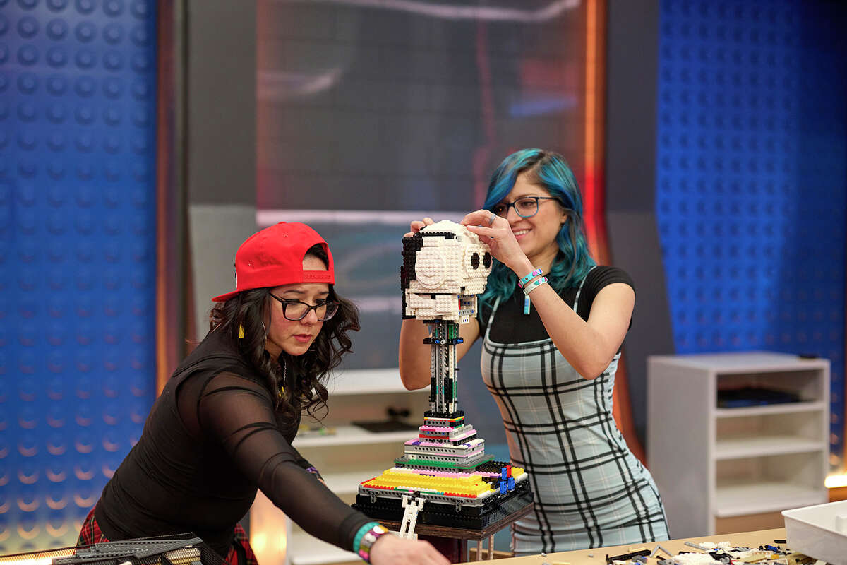 LEGO MASTERS : LR : les concurrents Christine et Michelle dans l'épisode Brickin Bull Ride Rodeo de LEGO MASTERS diffusé le mercredi à 21 h sur FOX.