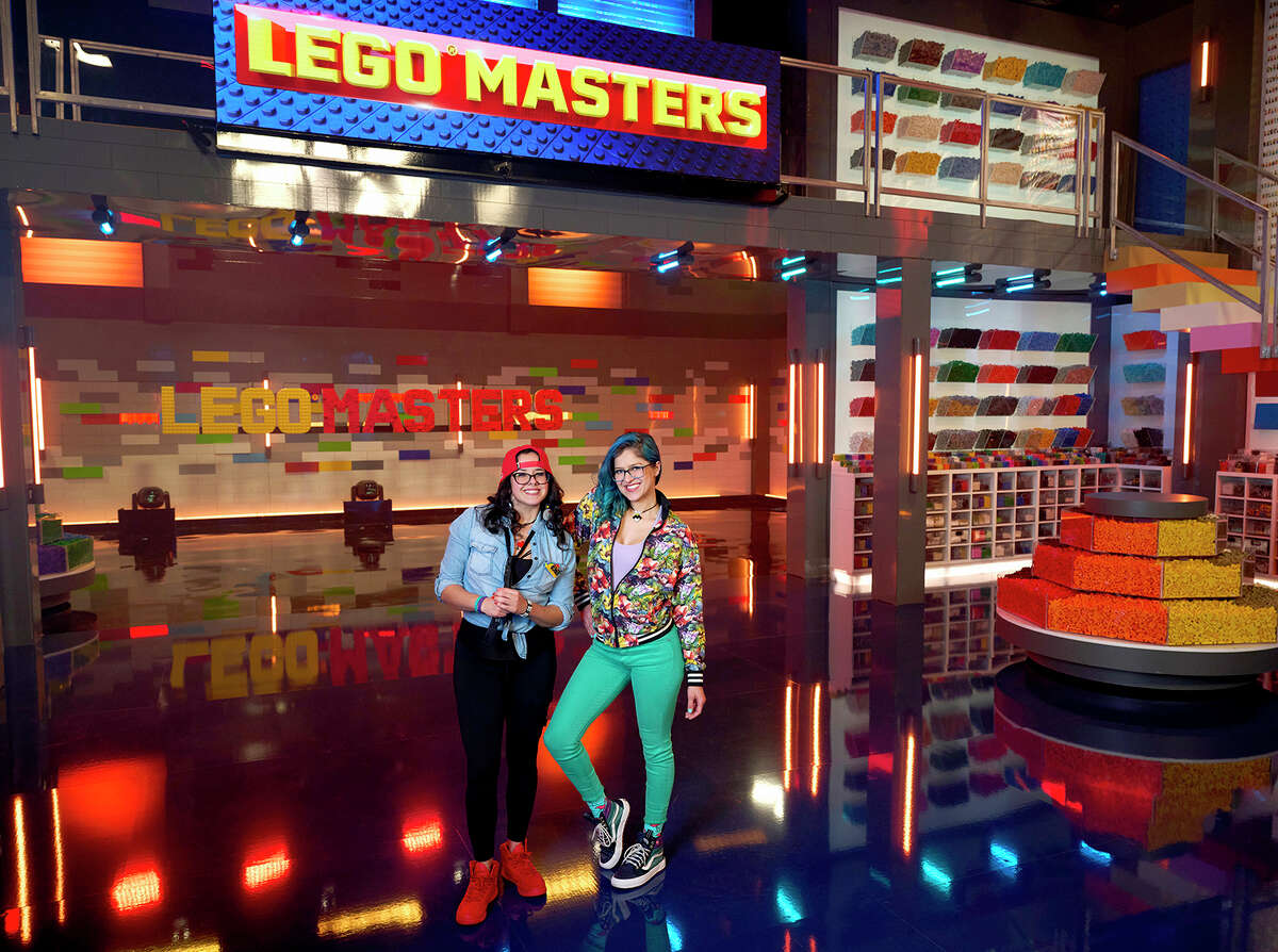LEGO MASTERS: concursantes Kristen y Michelle en la temporada 3 de LEGO MASTERS en FOX. 