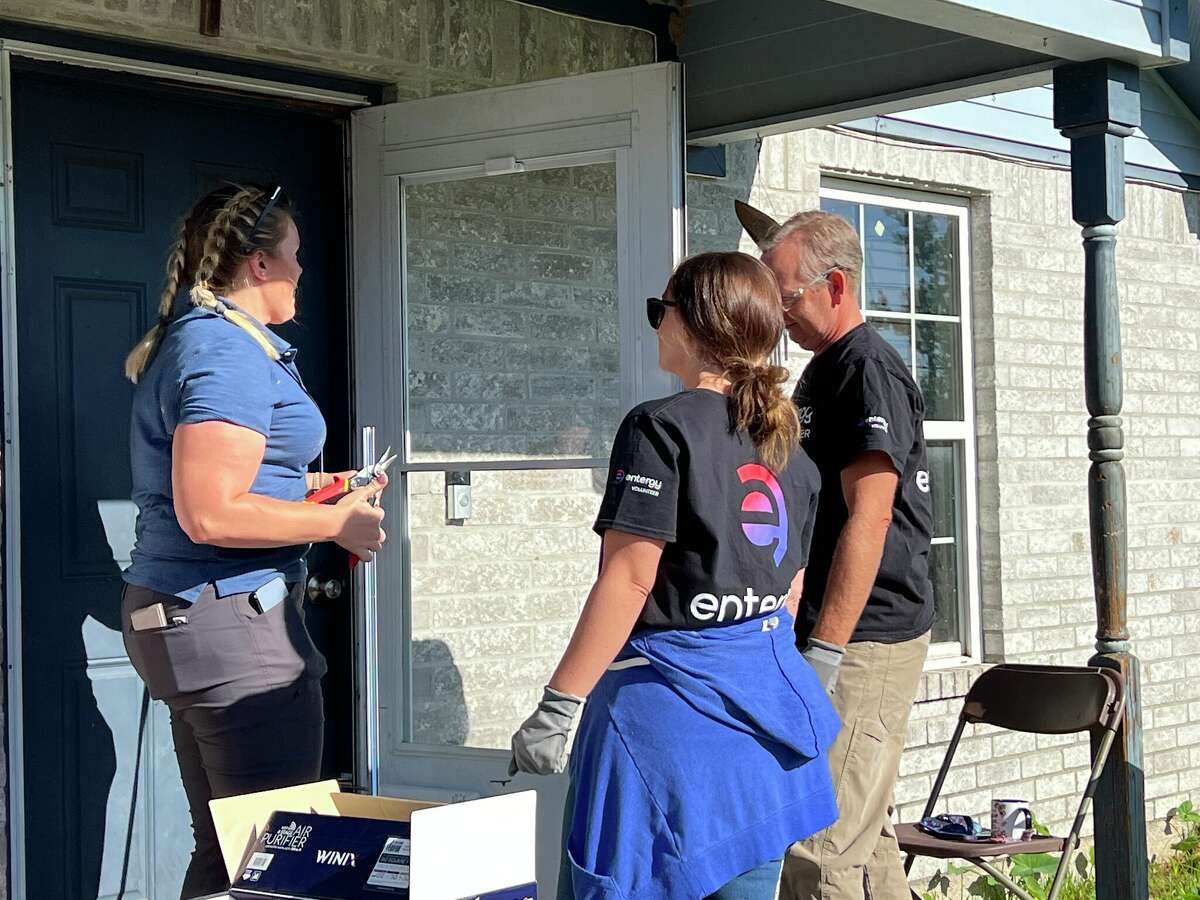 Entergy Texas volunteers helped contractors with free home weatherization for community members on Sept. 29.
