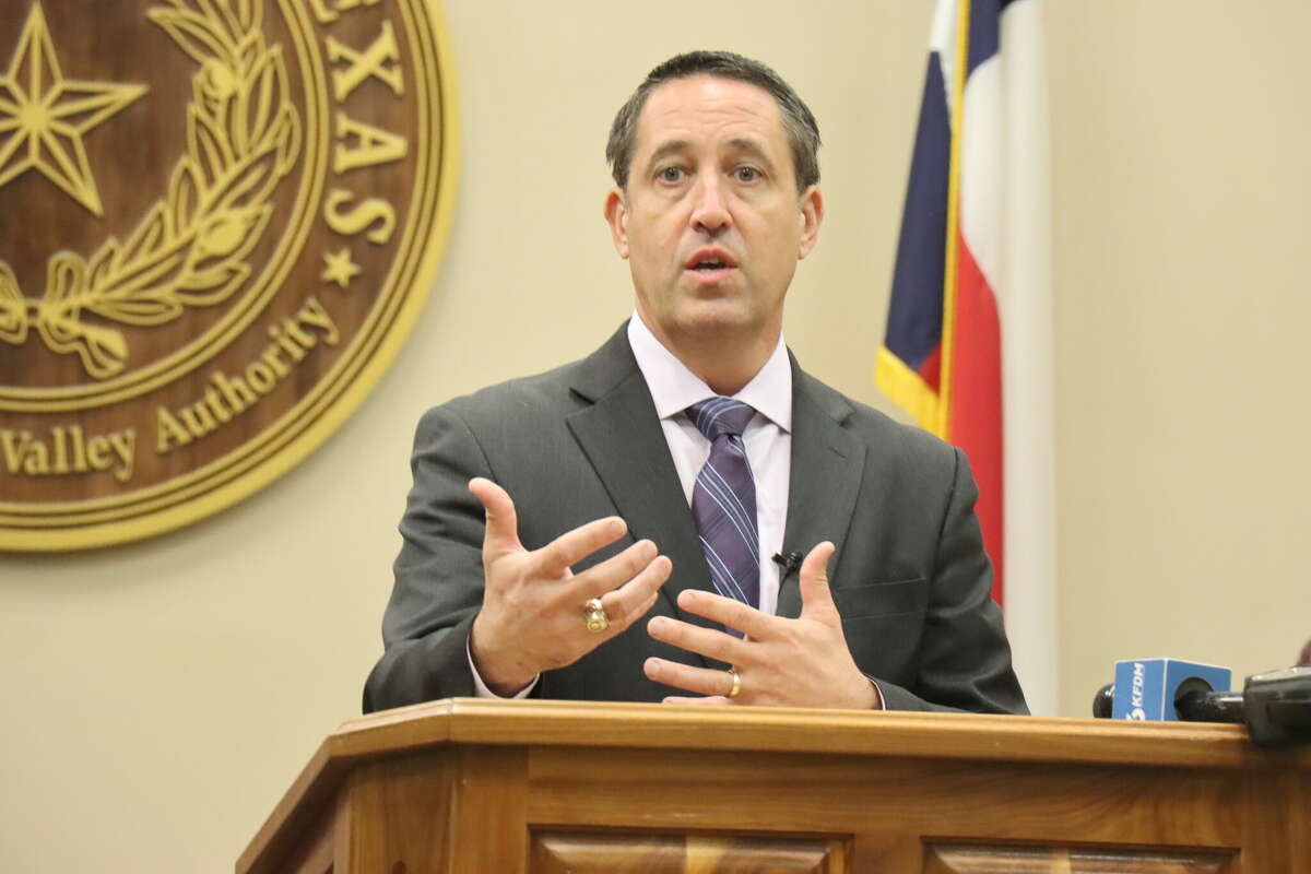 Texas Comptroller Glenn Hegar stops in Beaumont to discuss need to expand  water capacity