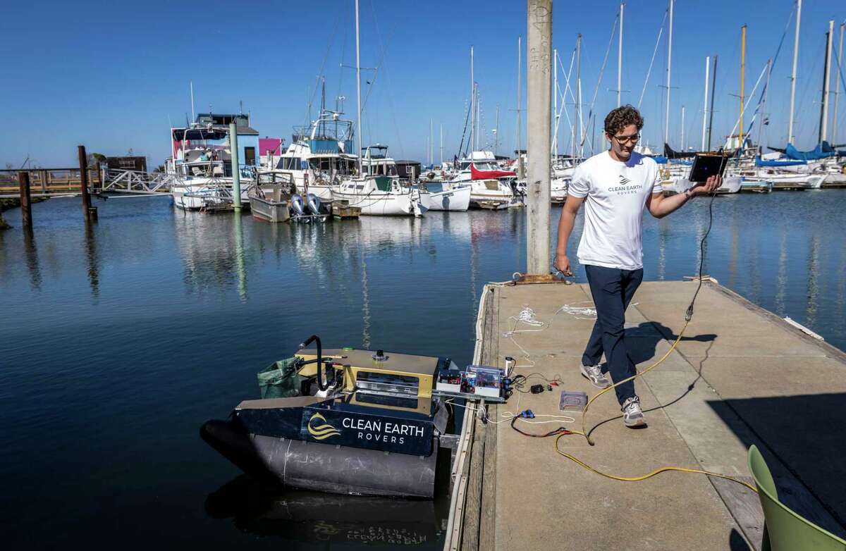 在里士满的圣巴勃罗角港，迈克尔·阿伦斯正在准备塑料食人鱼，一种水生垃圾收集车。该装置每次可以收集100磅的垃圾，以防止垃圾进入海洋和太平洋环流。
