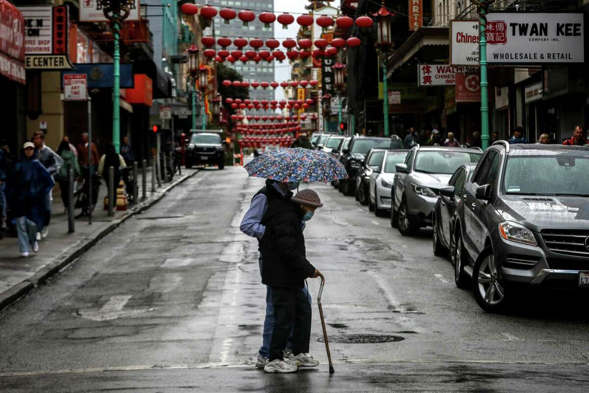 九月风暴期间，雨水浸透了唐人街的街道。