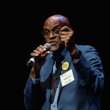 格雷戈里·霍奇，奥克兰联合学区教育委员会的前成员，在奥克兰兰尼学院参加奥克兰市长论坛。