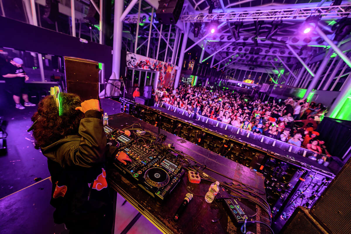 This 'Shrek'themed rave at Rise Rooftop in Houston looked ridiculously fun