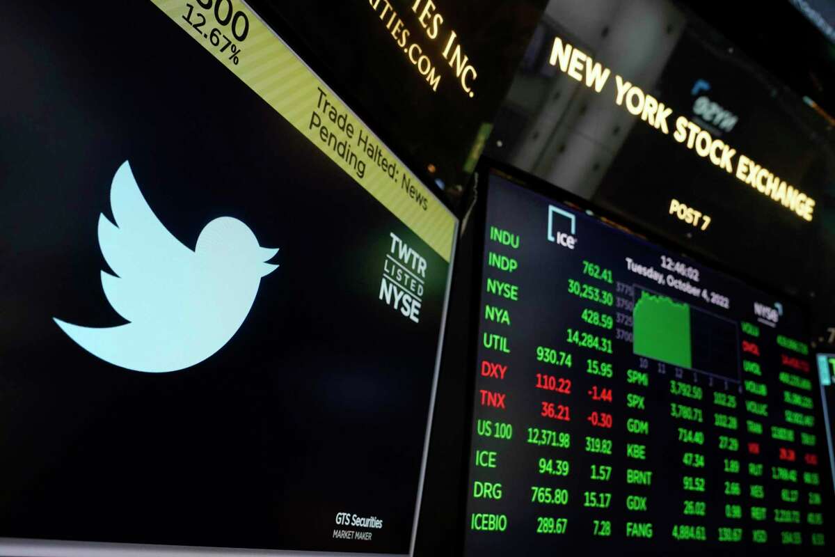 周二，推特(Twitter)的标志出现在纽约证券交易所(New York Stock Exchange)地板上的一个交易位上方。此前有报道称，经过数月的法律纠纷，埃隆·马斯克(Elon Musk)将继续以440亿美元收购该公司，推特股价飙升，导致该公司暂停交易。