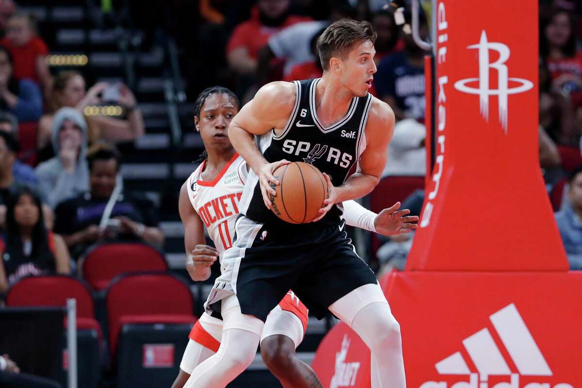 Zach Collins displayed his versatility with 11 points, four assists, three rebounds and two blocks in Sunday’s preseason opener.