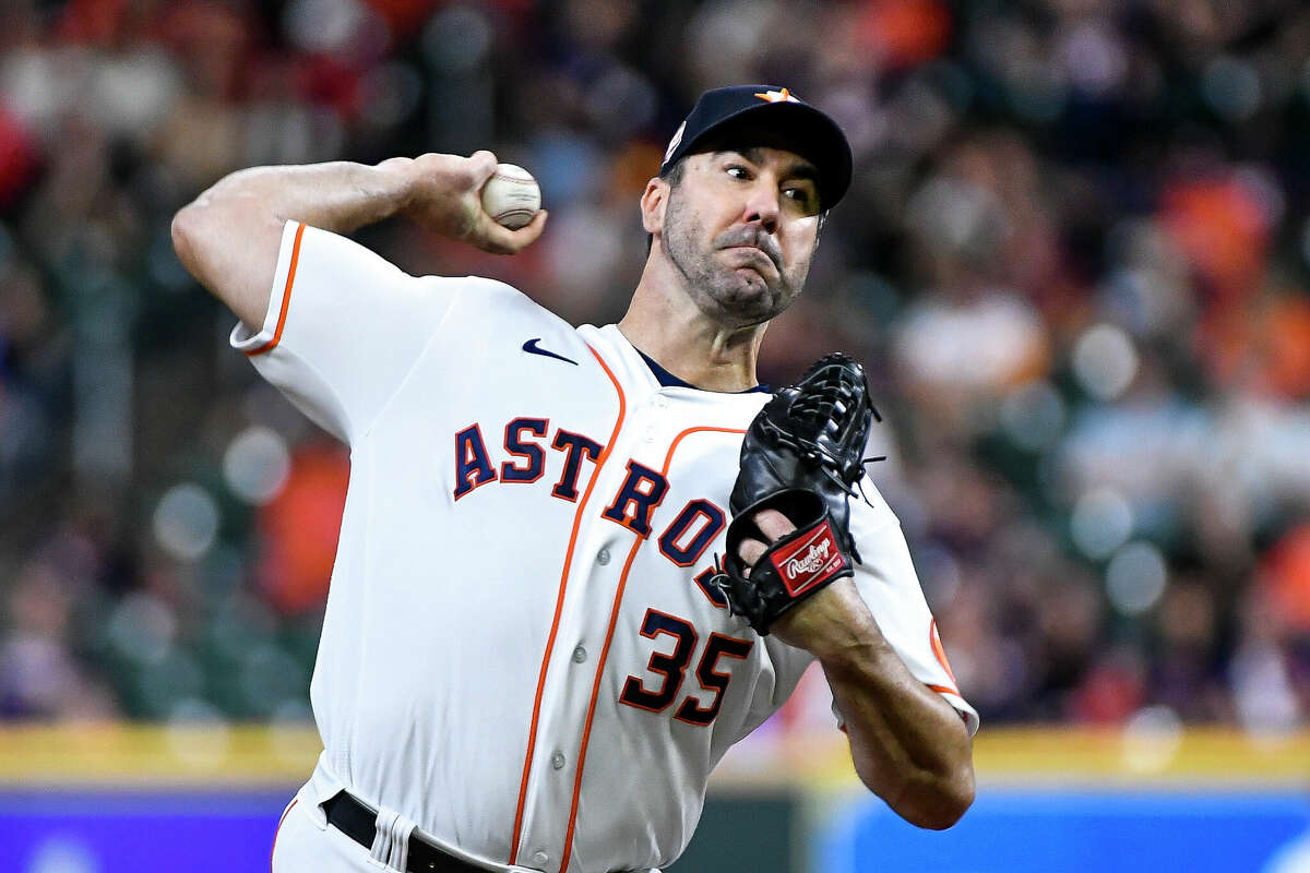 HOUSTON, TEXAS - OCTOBER 04: Justin Verlander #35 of the Houston Astros pitches in the first inning against the Philadelphia Phillies at Minute Maid Park on October 04, 2022 in Houston, Texas. (Photo by Logan Riely/Getty Images)