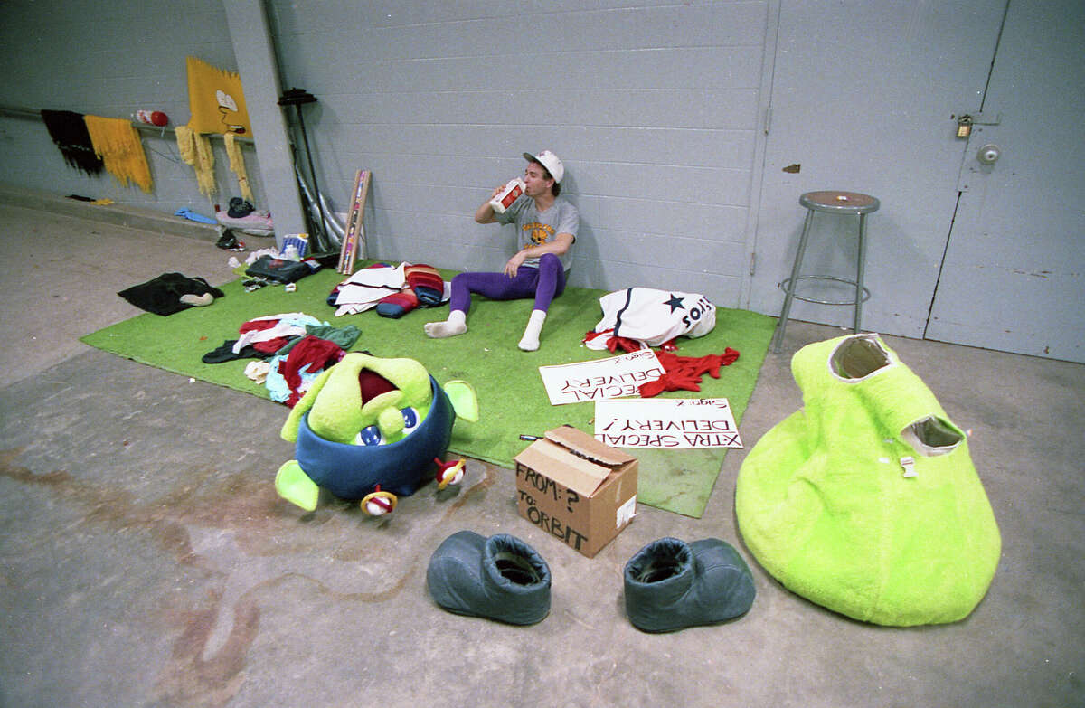 1992: Occasionally even the Astros' indefatigable mascot has to break down and stop for a drink.