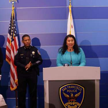 2022年10月5日，周三，在加州旧金山，市长伦敦·布里德(右二)在旧金山警察总部举行的新闻发布会上介绍了旧金山毒品交易的策略和数据。