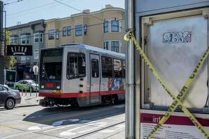 旧金山穆尼公交候车亭没有玻璃面板了吗?这一变化可能会改变公共交通对破坏行为的“失败之战”