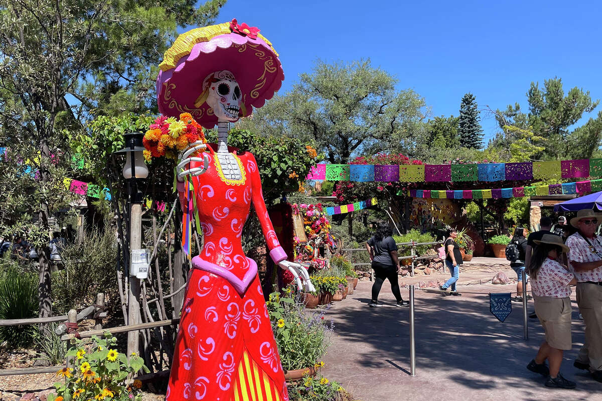 Esqueleto del Día de los Muertos en el Parque Zócalo de Disneyland.