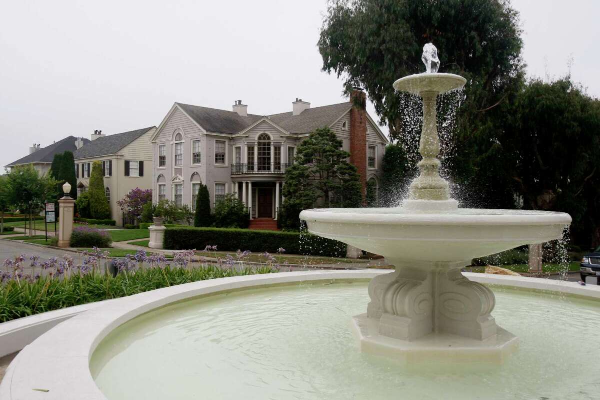 在加利福尼亚州旧金山的圣弗朗西斯森林，由建筑师约翰·盖伦·霍华德设计的喷泉被房屋环绕。