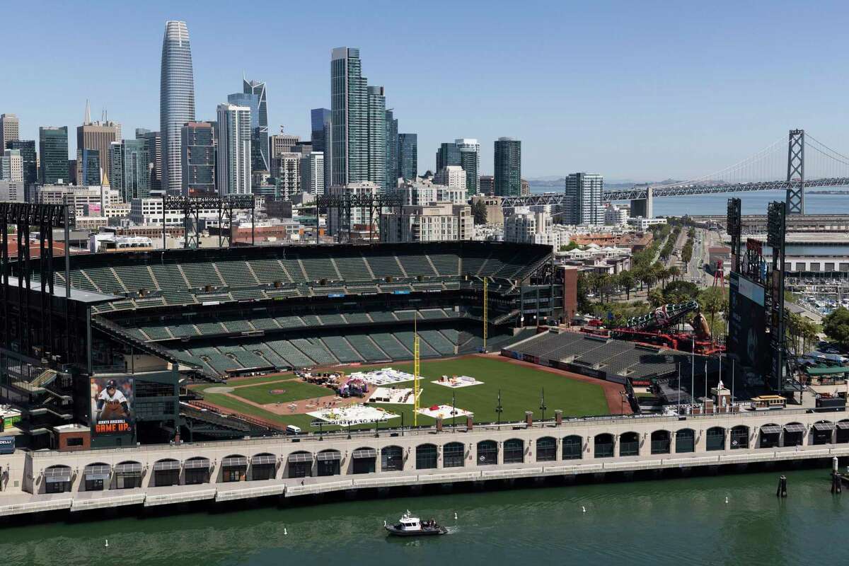 洛马·普列塔地震为旧金山在中国盆地上备受喜爱的棒球场赢得了赞誉。地震发生在大选的前一个月，如果选举成功，巨人队的老板就可以在同一地点建造一个不同的球场，部分资金来自公共资金。