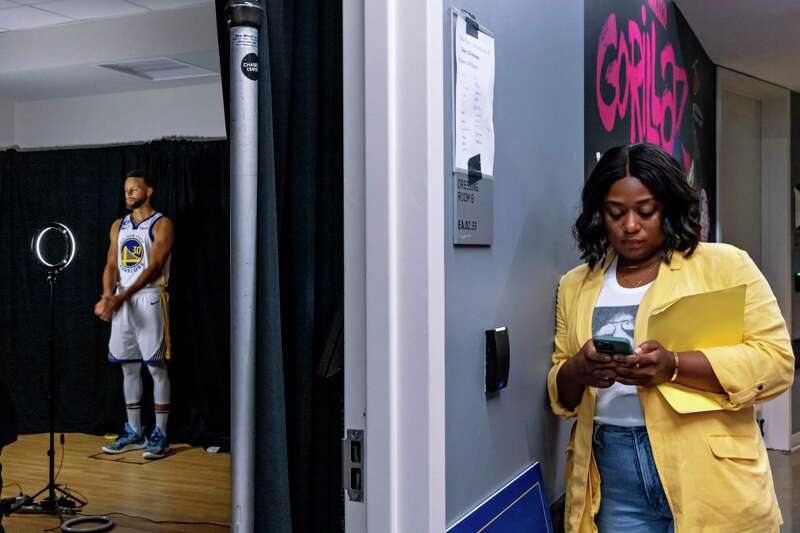 2022年9月25日，加利福尼亚州旧金山大通中心，史蒂芬·库里的私人助理蒂芙尼·威廉姆斯(右)在勇士队媒体日的媒体外等候。威廉姆斯在为勇士效力了10年之后，已经担任库里的私人助理6年了。