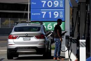 分析人士说，加州飙升的汽油价格每加仑将下降1美元，比你想象的要快