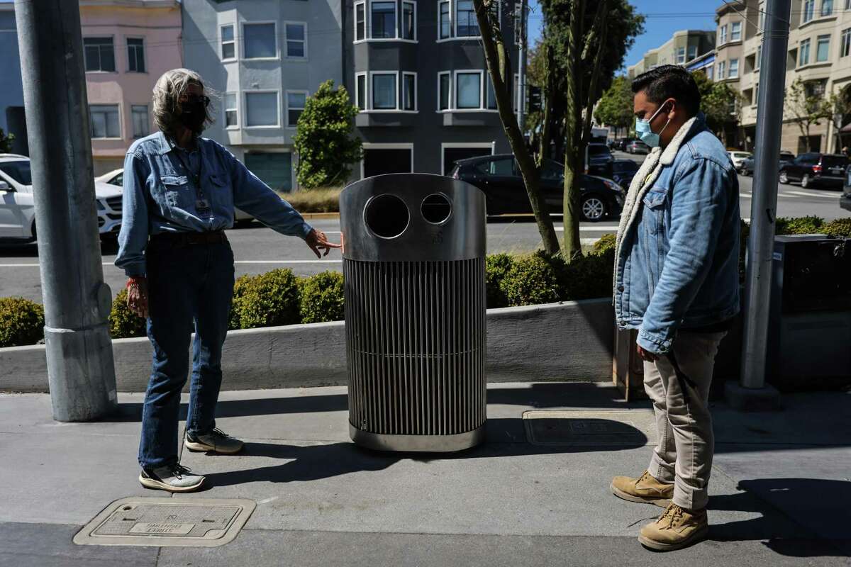 一项关于旧金山公共工程公司在试点项目中测试的六个垃圾桶模型的在线调查显示，没有明显的赢家或输家，大多数人对每个设计都没有印象。