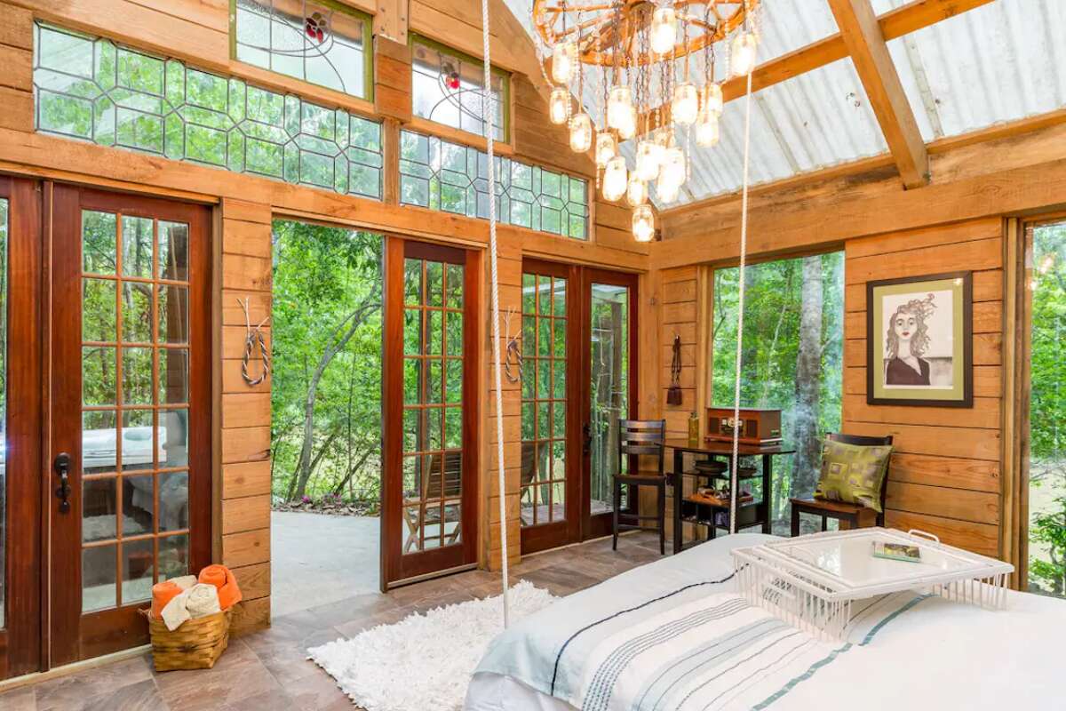 Five Airbnb rentals across the Lone Star State dubbed a perfect romantic getaway. 