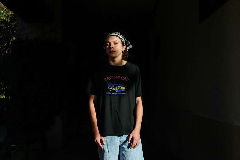 来自宾夕法尼亚州蒂龙的19岁男孩亚丁·麦克拉肯在斯坦福大学外拍照留念。这位医学人类学专业的大二学生去年不得不请假，因为他无法通过斯坦福获得所需的帮助。麦克拉肯正在接受这所著名教育机构以外的治疗，这是他自己找到的。“我认为，就像回到家乡一样，在一个非常低收入的、非常小的农村地区，和斯坦福大学这样的地方形成了鲜明的对比。我刚刚看到，我觉得这个机构是多么的缺乏同情心。当我试图访问国内的资源时，我没有?•我没有保险，你知道，欢迎我去那里的很多不同的康复机构。”麦克拉肯说。“我和那些试图帮助我的人有一种很深的联系。而在这里，就好像，你知道，即使是通过斯坦福获得保险，也很难获得自付，我需要的特定形式的治疗也很难获得。没有毒品和酒精顾问，也没有专门研究创伤或创伤后应激障碍的人?•s just so shocking to me, you know, to see that a university with so many resources and so much money does not provide adequate care compared to a county and region that is so impoverished and has no funding.?“