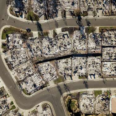 图摄于2017年12月，被塔布斯消防线贝拉维斯塔路夷为平地的房屋。