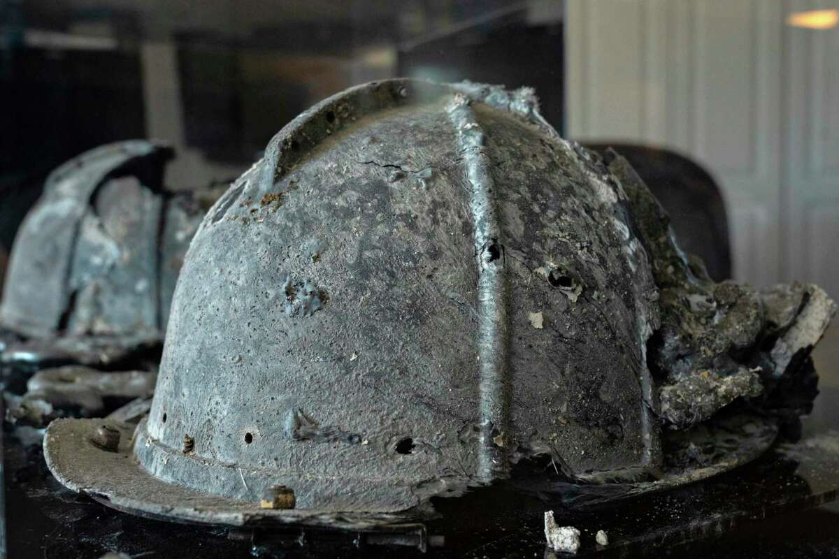 在圣罗莎的一个临时消防站，可以看到经受住塔布斯大火的头盔。原来的消防局被夷为平地。