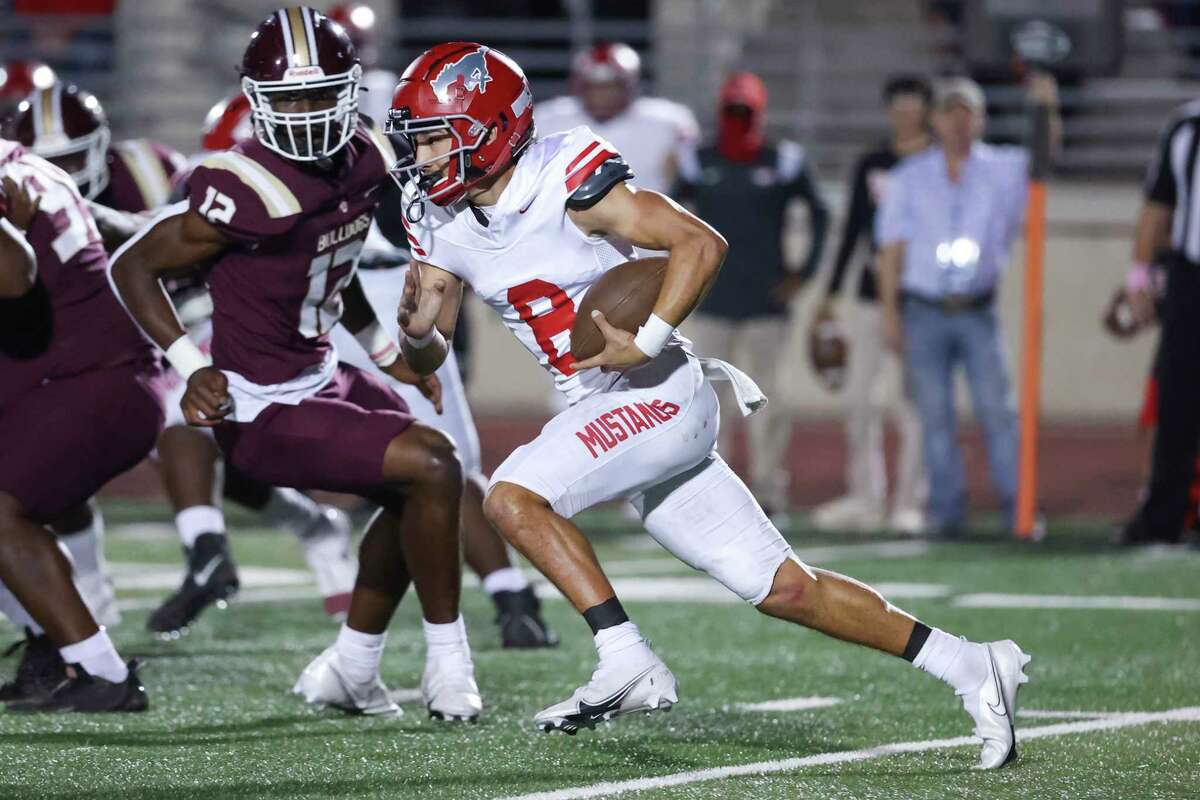 North Shore quarterback David Amador (8) runs the ball in the first half of the District 21-6A high school football game between the North Shore Mustangs and the Summer Creek Bulldogs at Turner Stadium in Humble, TX on Friday, October 7, 2022.