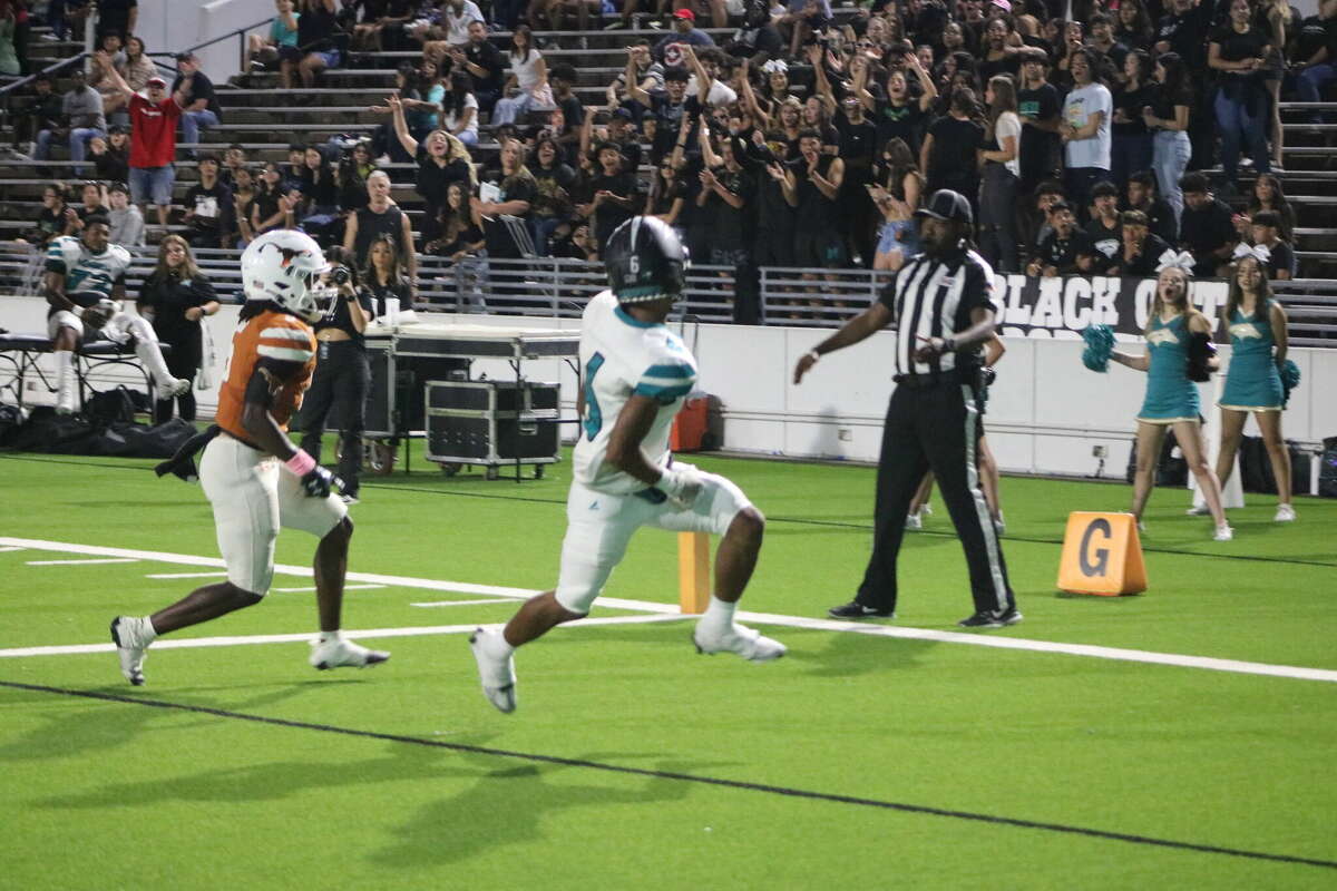 Memorial receiver Michael Smith accounted for over 100 receiving yards Friday night, including this touchdown grab of nine yards in the game's final two minutes.