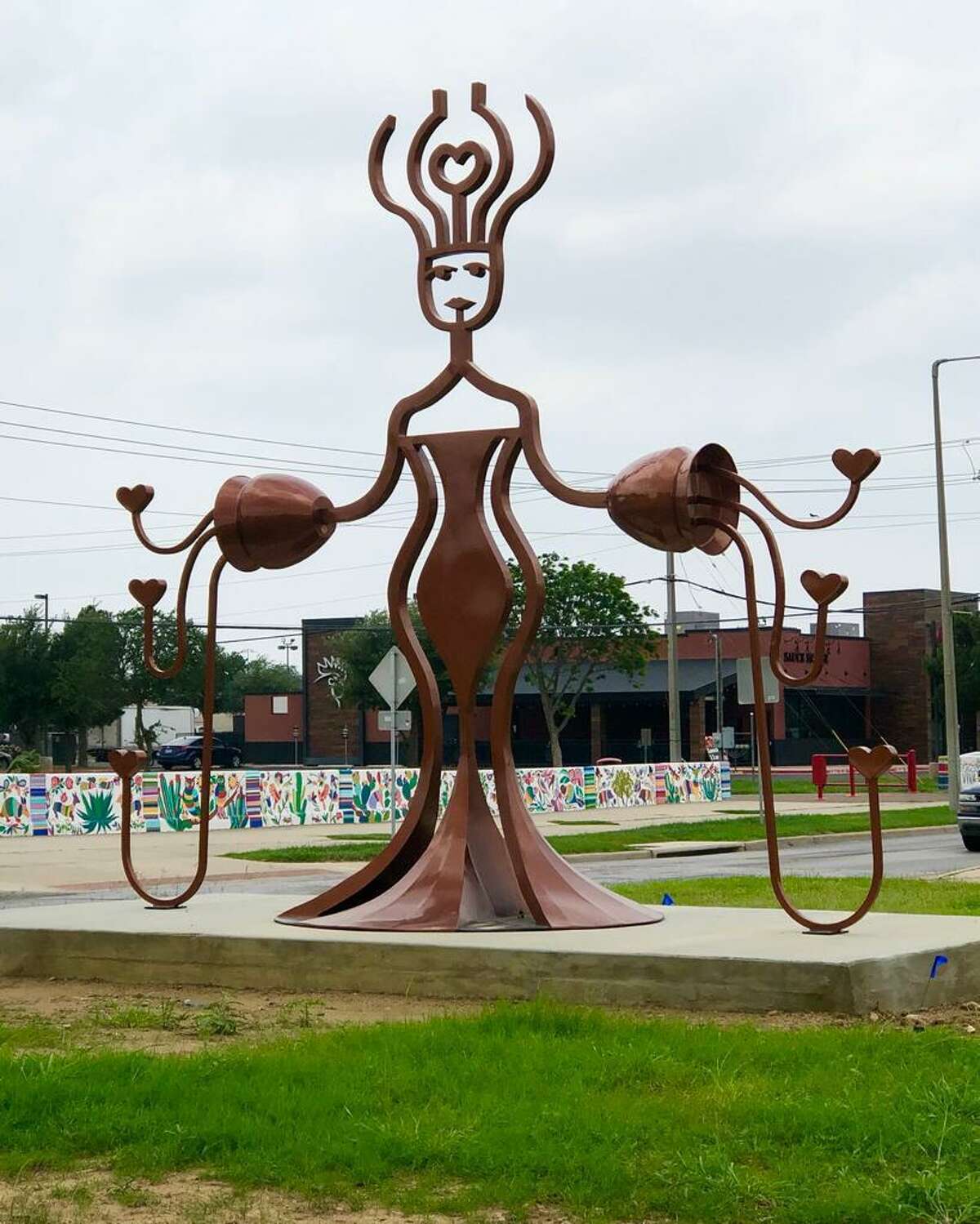 La escultura “The Lady of the Water”, de la artista Lizy Hinojosa, se ubica en San Isidro Parkway en el cruce de Manadas Creek.