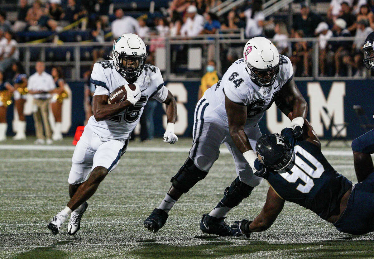 UConn football team wins second consecutive game with convincing